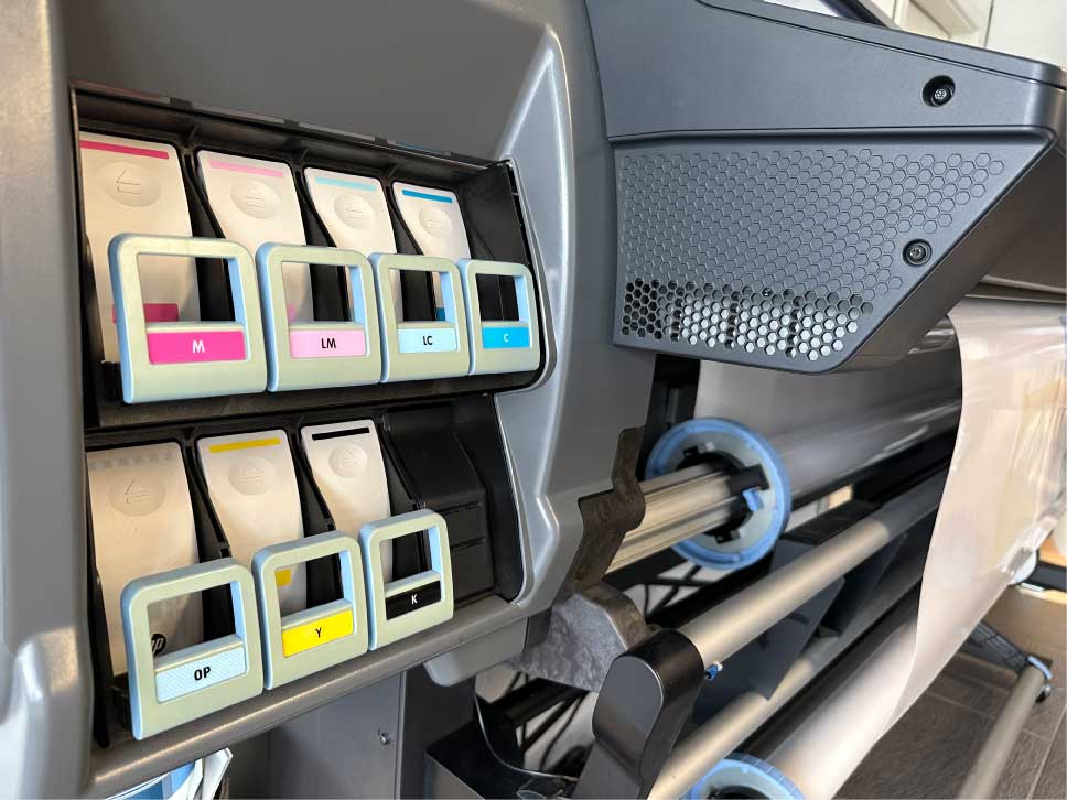 Detailansicht der CMYK-Plus-Tintenpatronen im HP Latex Drucker