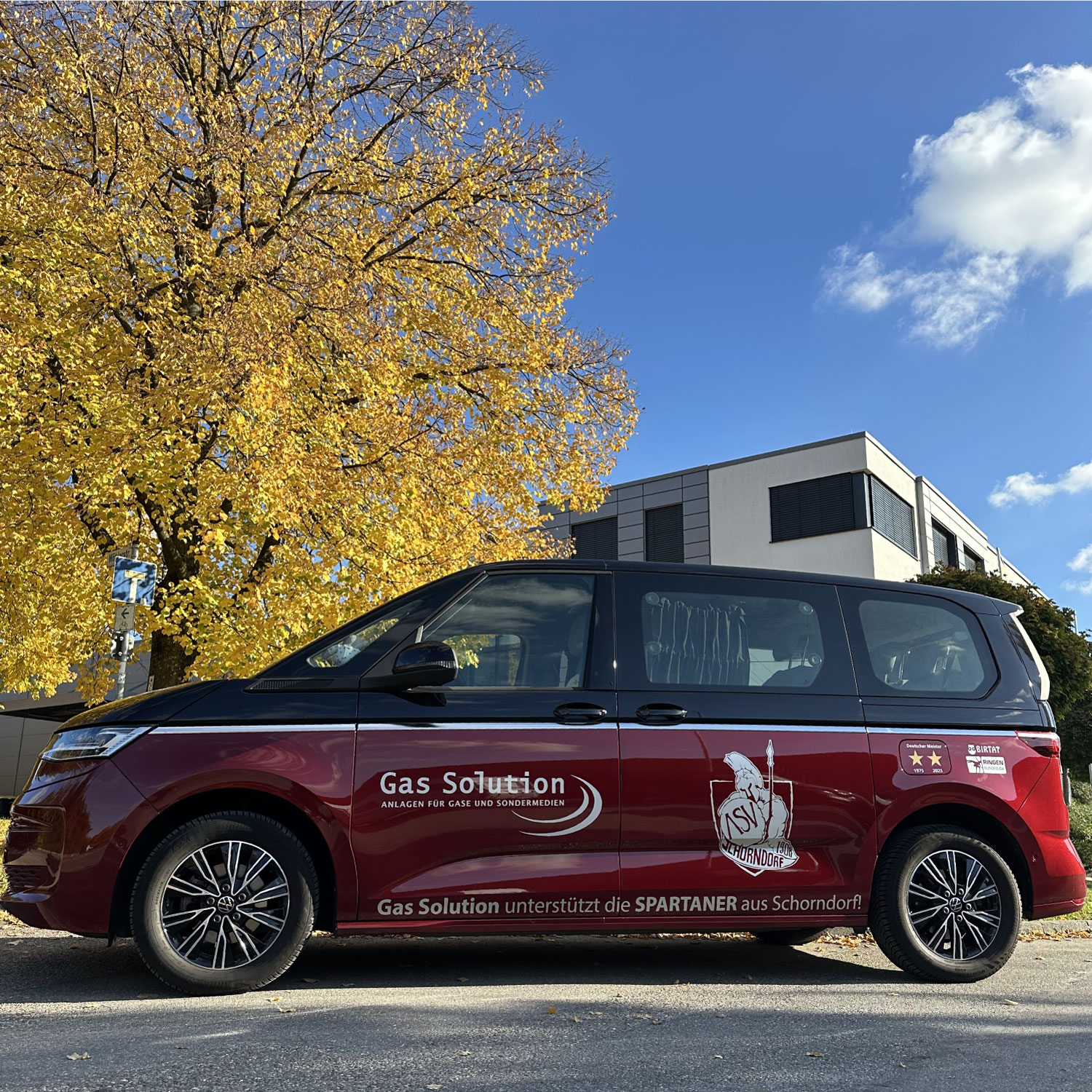 Beschrifteter Tourbus von Gas Solution mit Firmenlogo und Vereinssponsoring