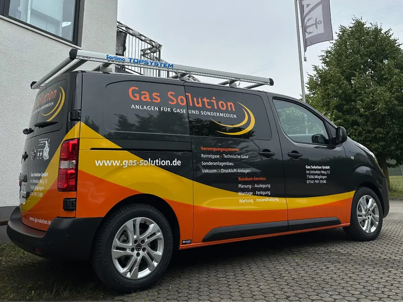 Derselbe Transporter von Gas Solution nach der Beschriftung mit Logo, Leistungsübersicht und Kontaktdaten