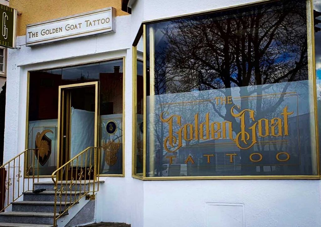 Schaufensterbeschriftung von Golden Goat Tattoo