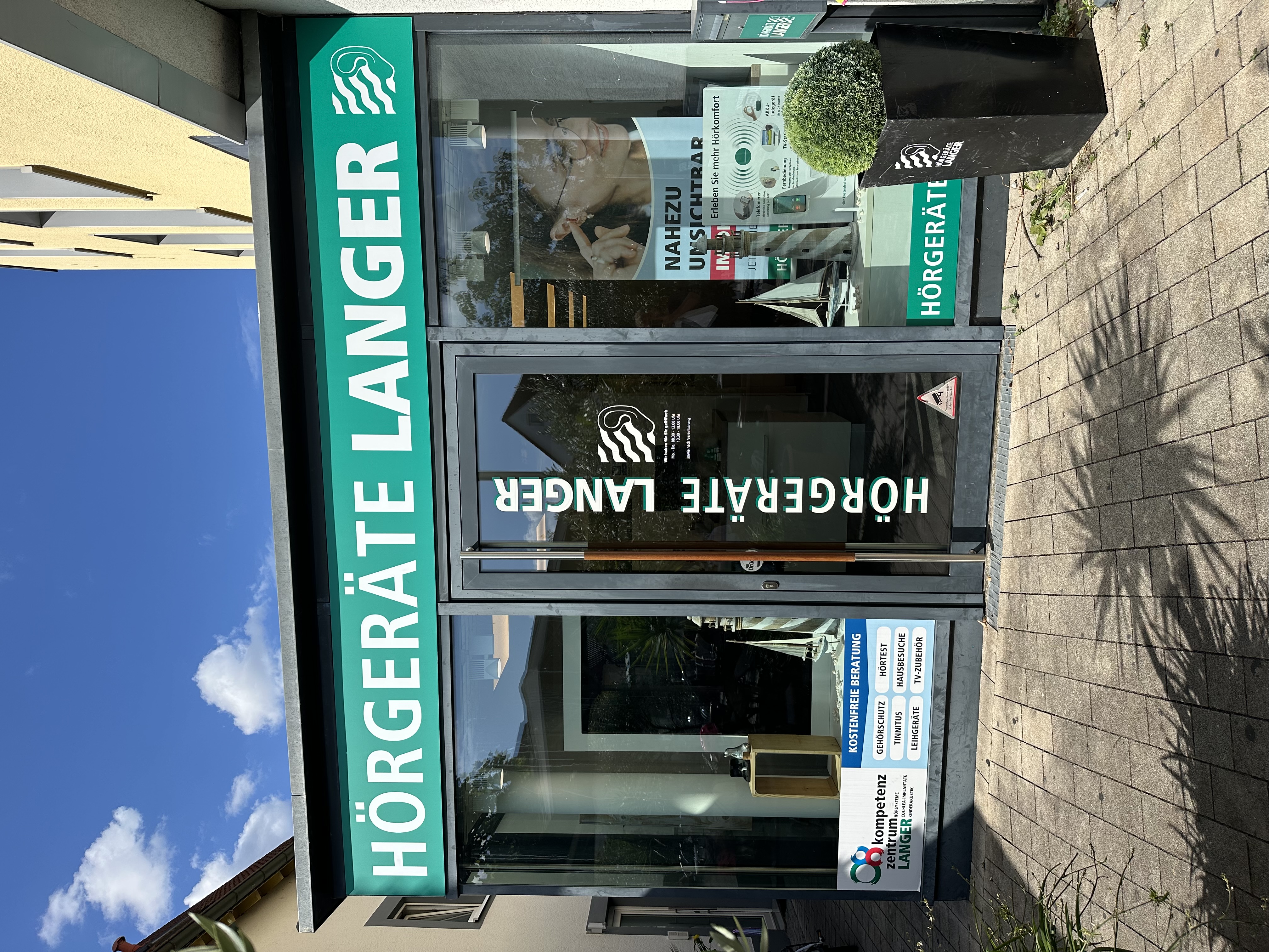 Glastür- und Fassadenbeschriftung von Hörgeräte Langer in Ludwigsburg