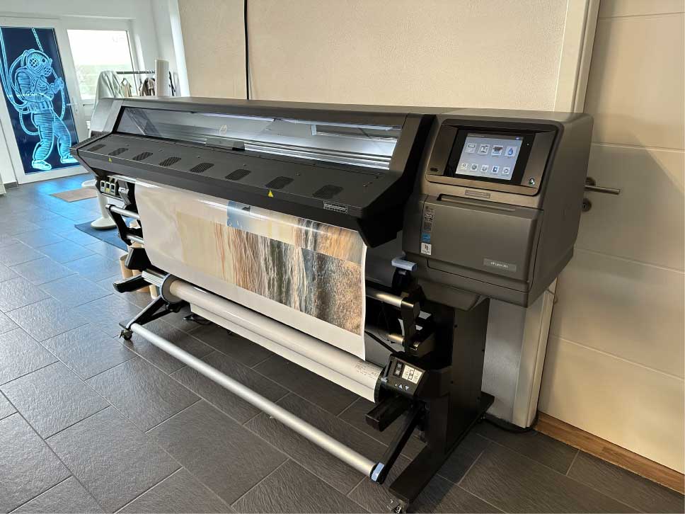 HP Latex 365 Großformatdrucker in der Werkstatt von Anker Werbung