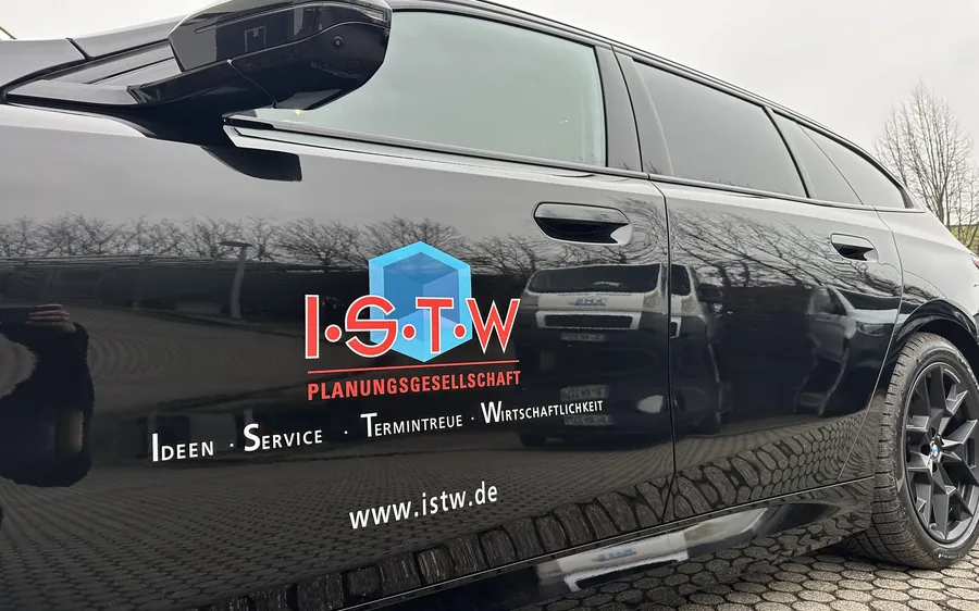 Türbeschriftung eines schwarzen ISTW-Firmenwagens mit Logo, Claim und Webadresse auf der Fahrerseite