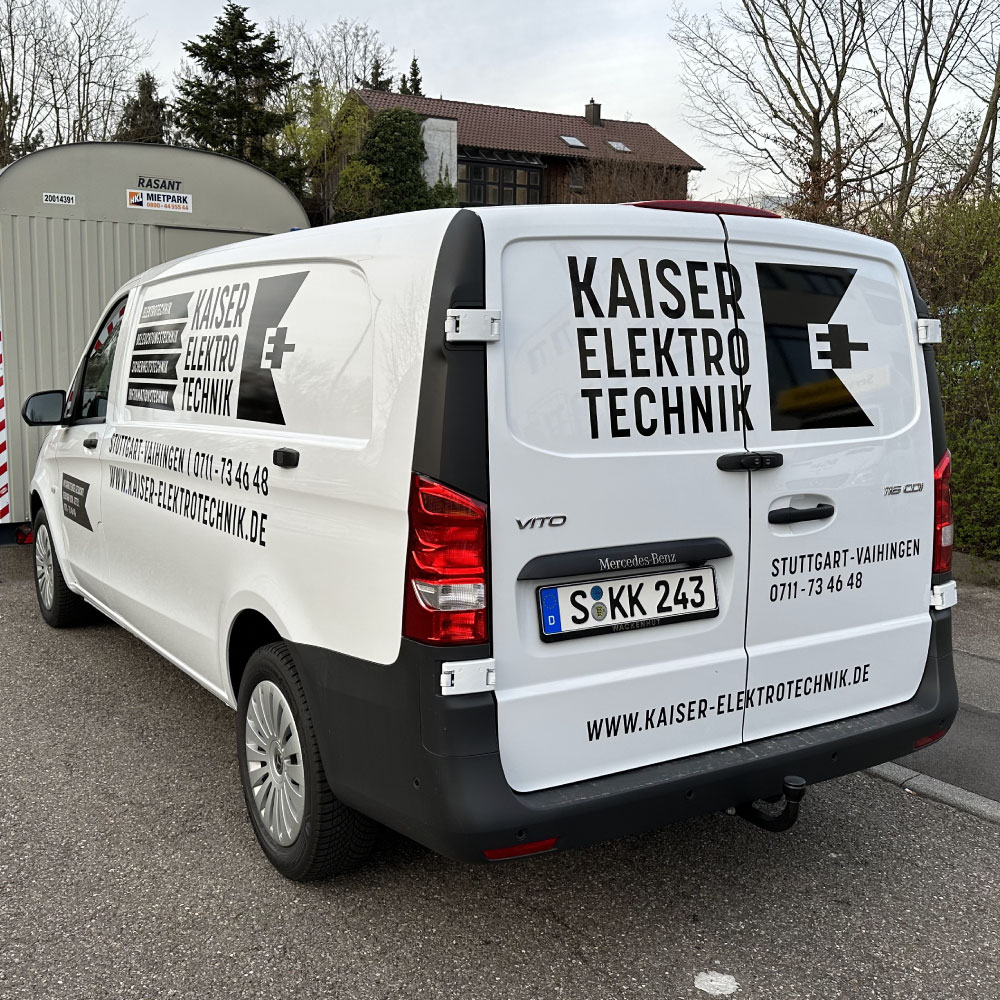 Vollverklebter Transporter von Kaiser Elektrotechnik mit Firmenlogo und Kontaktdaten