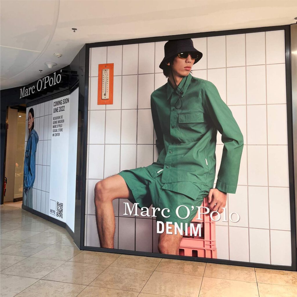 Großformatige Schaufensterwerbung für Marc O'Polo in einem Einkaufszentrum