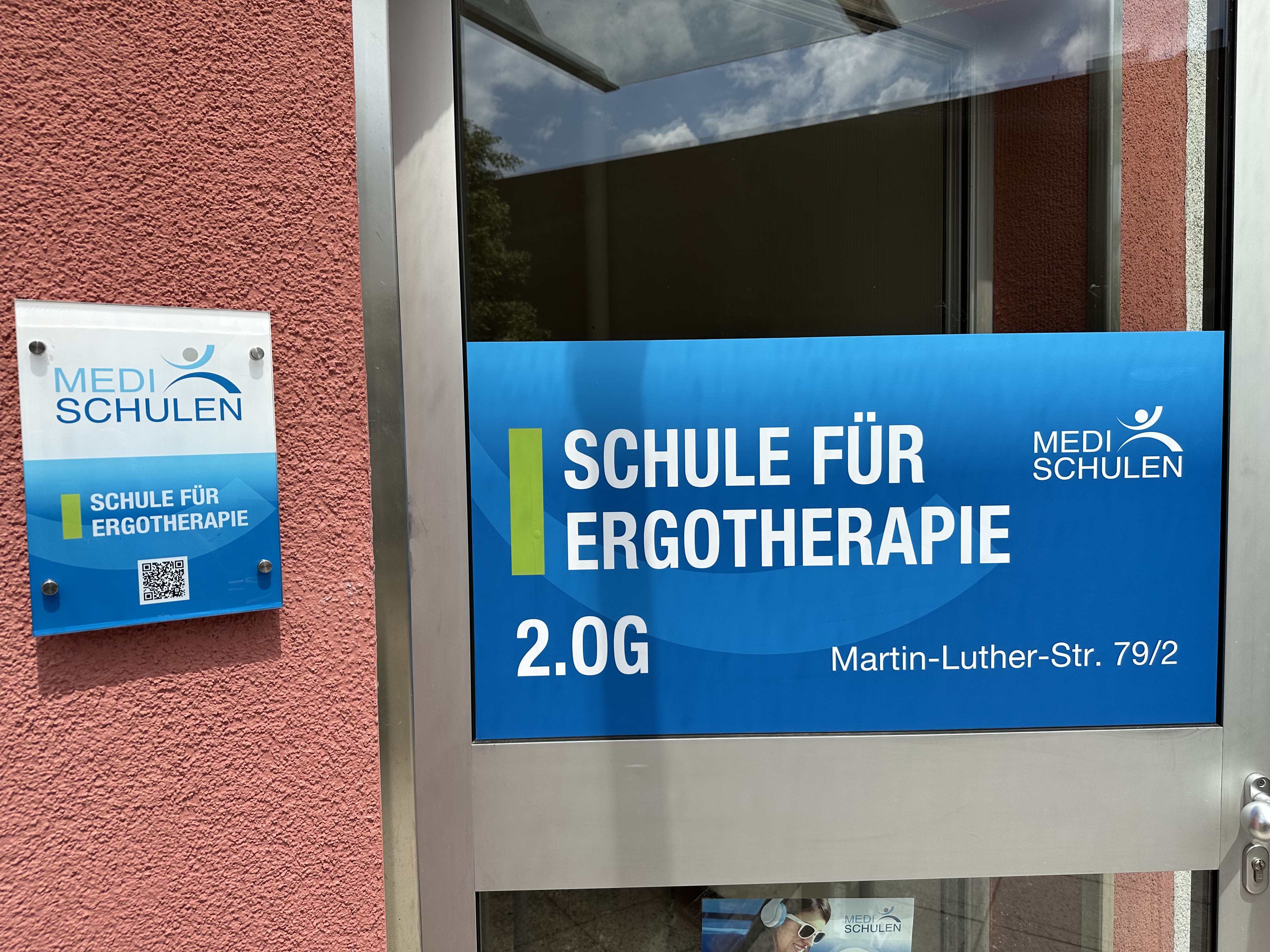 Türschild mit Etagenbeschriftung für die Schule für Ergotherapie in Ludwigsburg