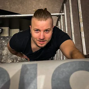 Paul Kehm, Geschäftsführer von Anker Werbung in Ludwigsburg, bei der Montage einer Beschriftung