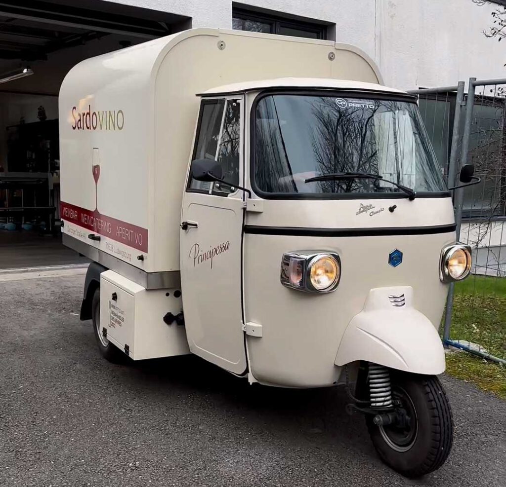 Beschriftetes Piaggio Ape von SardoVino Weinbar und Weincatering