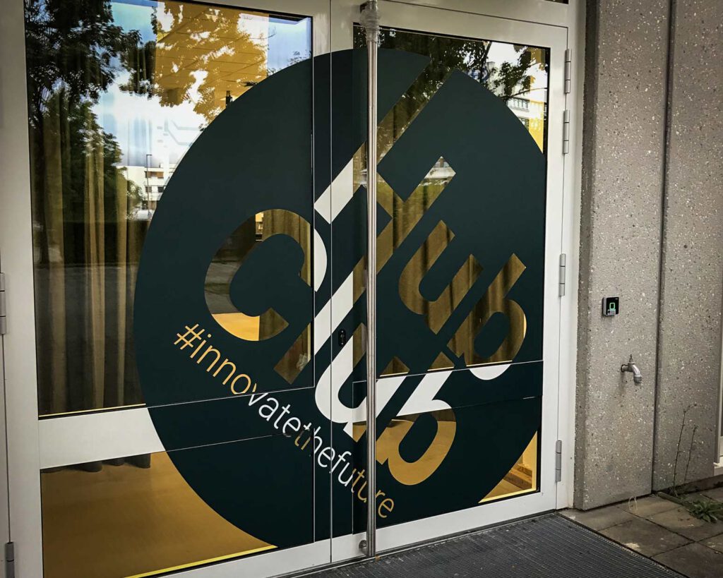 Milchglasfolie mit ausgestanztem Logo-Schriftzug auf einer Glastür bei Trumpf