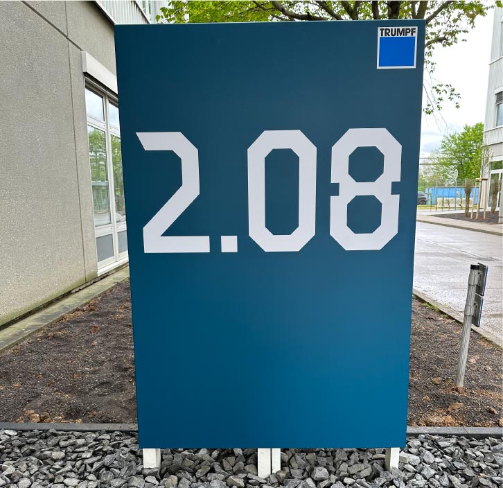 Freistehende Stele mit Gebäudenummer für das Wegeleitsystem bei Trumpf