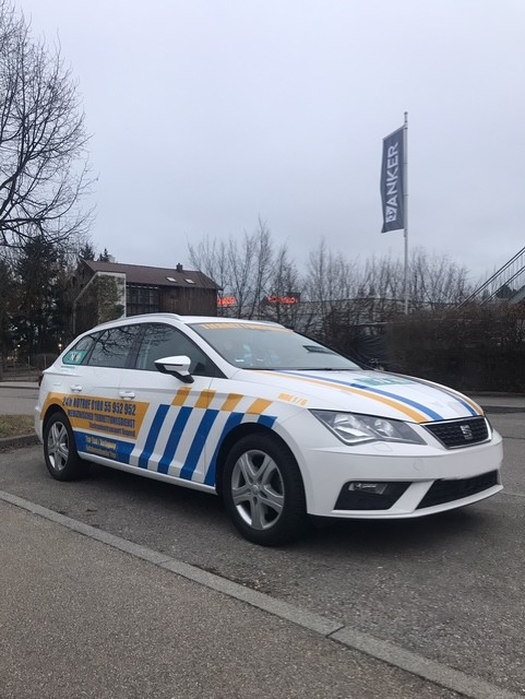 Frisch beschriftetes Fahrzeug von UNA in Frontalansicht